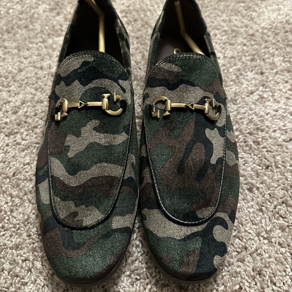 Guess Men’s Camo Velvet Men’s Slip on dress shoe